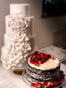 White ruffle bride cake and chocolate groom cake with strawberries | Tuscan Wedding Cakes Florence, Tuscany wedding cake desinger Melanie Secciani creates Italy's most beautiful and delicous teired cakes.